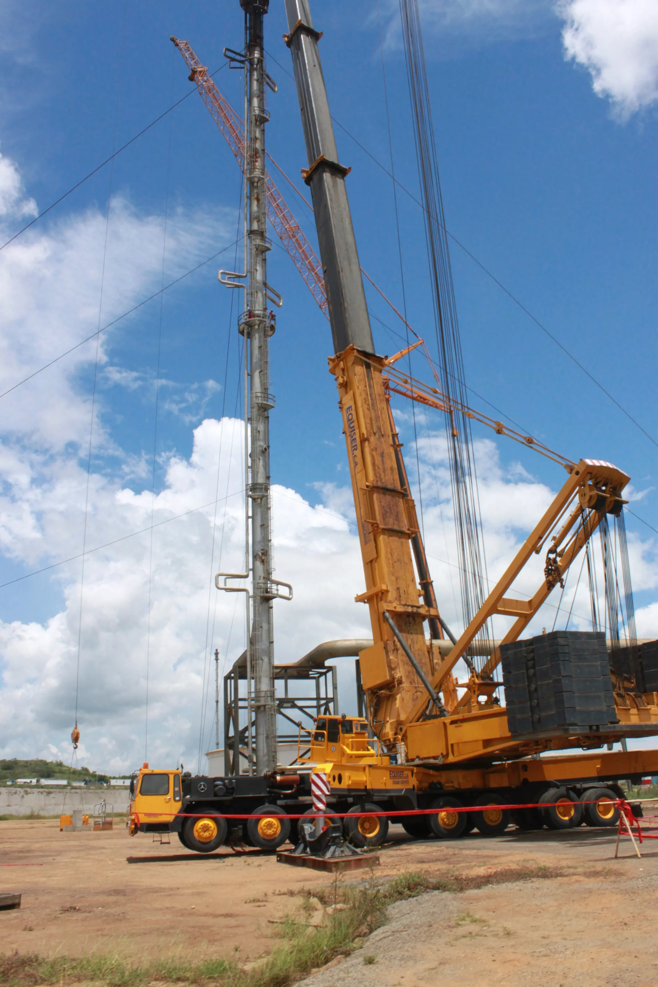 Grúa de 800 toneladas izando equipo pesado